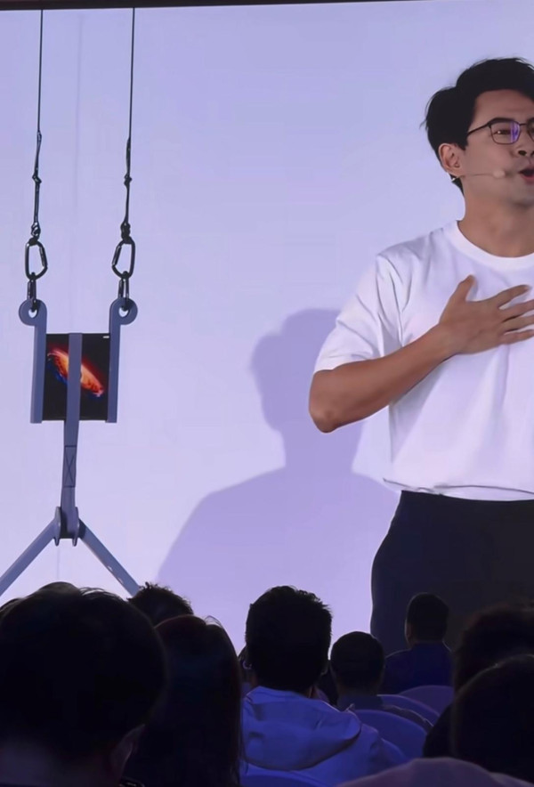 摺機注定一跌就爛？Honor Magic V6 挑戰 「地獄測試」 即睇硬食角磨機、單槓吊人結果