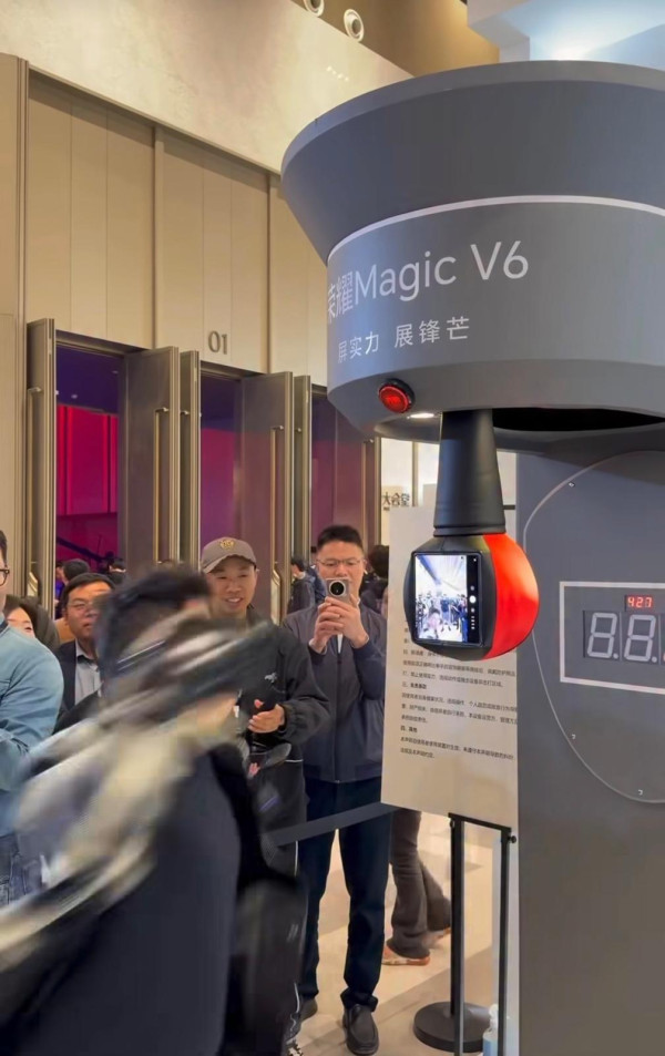摺機注定一跌就爛？Honor Magic V6 挑戰 「地獄測試」 即睇硬食角磨機、單槓吊人結果
