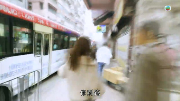 東張西望｜梁敏巧旺角狂奔40分鐘追截獸父！網民激讚體能超強好專業