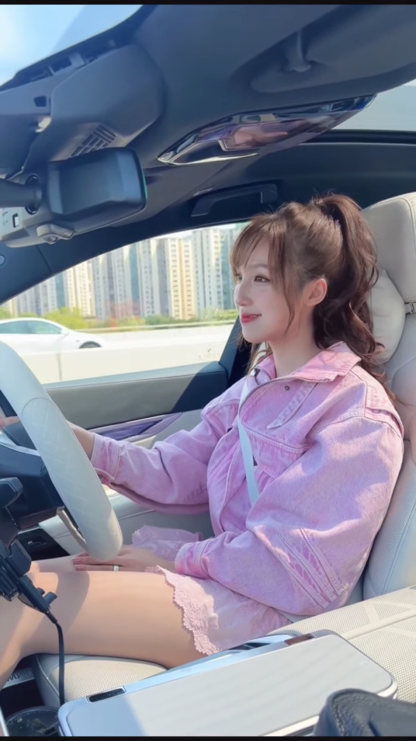 女神海兒剪瀏海新髮型曝光極減齡 氣質大轉變獲激讚：勁似大學生