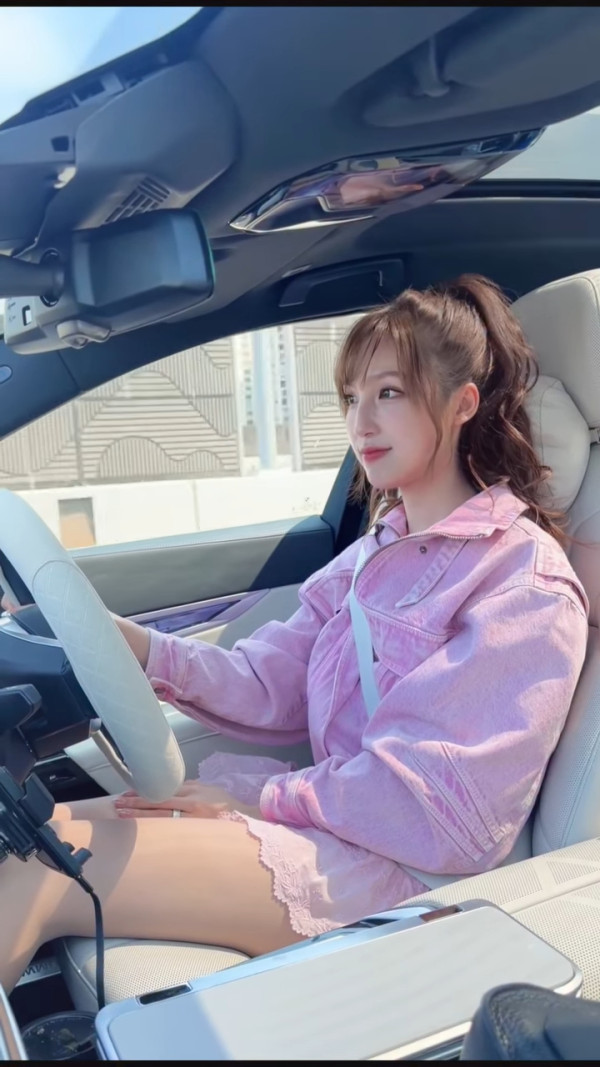 女神海兒剪瀏海新髮型曝光極減齡 氣質大轉變獲激讚：勁似大學生