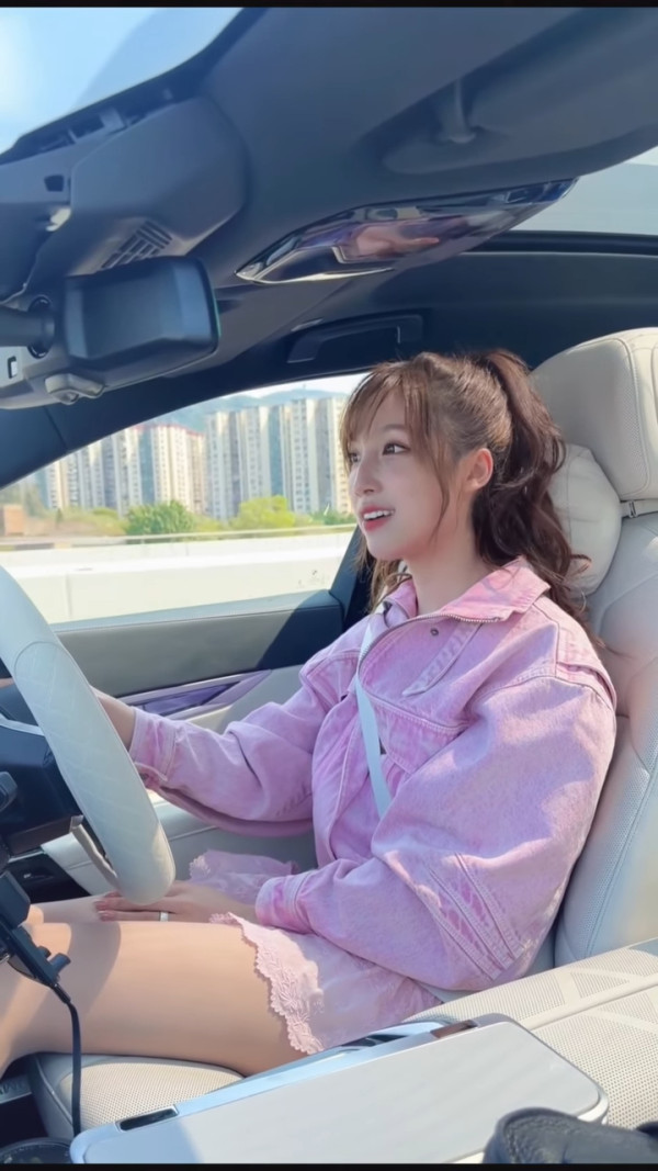 女神海兒剪瀏海新髮型曝光極減齡 氣質大轉變獲激讚：勁似大學生