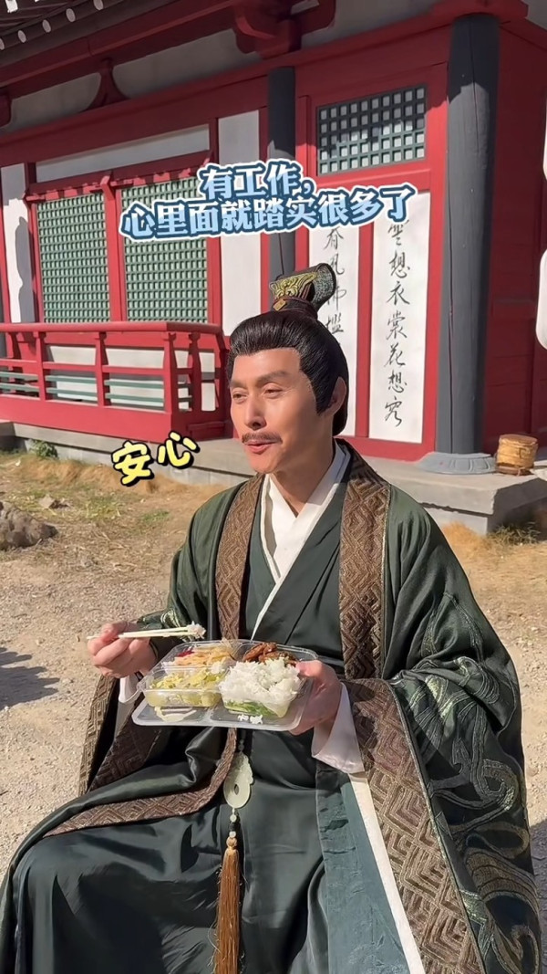 70歲金牌綠葉北上拍劇竟然捱飯盒！待遇極差畫面令網民心酸︰連張食飯枱都無...
