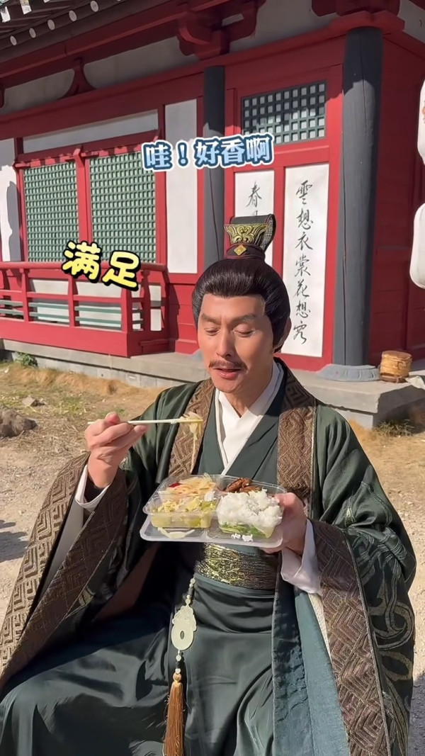 70歲金牌綠葉北上拍劇竟然捱飯盒！待遇極差畫面令網民心酸︰連張食飯枱都無...