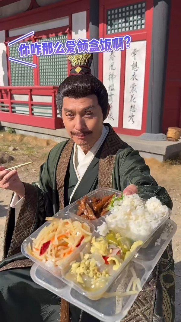 70歲金牌綠葉北上拍劇竟然捱飯盒！待遇極差畫面令網民心酸︰連張食飯枱都無...
