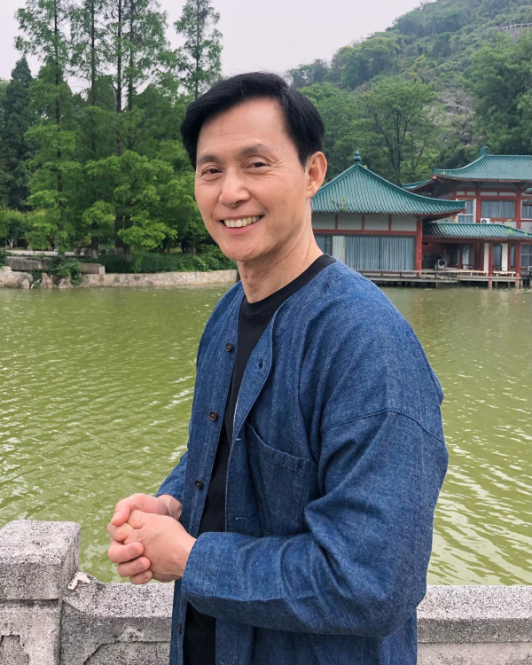 70歲金牌綠葉北上拍劇竟然捱飯盒！待遇極差畫面令網民心酸︰連張食飯枱都無...