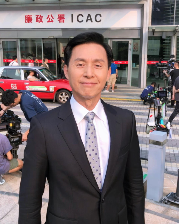 70歲金牌綠葉北上拍劇竟然捱飯盒！待遇極差畫面令網民心酸︰連張食飯枱都無...