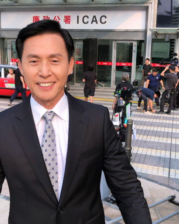 70歲金牌綠葉北上拍劇竟然捱飯盒！待遇極差畫面令網民心酸︰連張食飯枱都無...