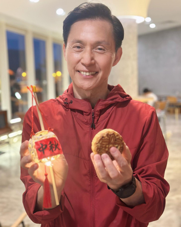 70歲金牌綠葉北上拍劇竟然捱飯盒！待遇極差畫面令網民心酸︰連張食飯枱都無...