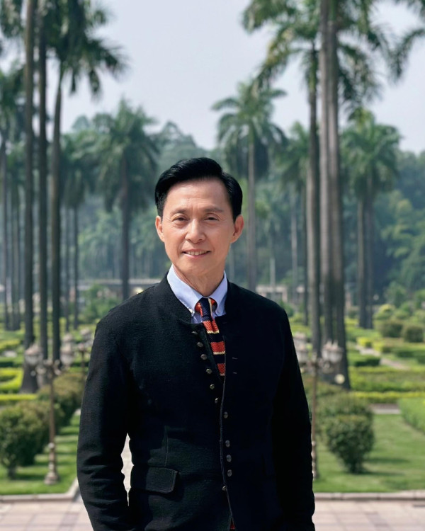 70歲金牌綠葉北上拍劇竟然捱飯盒！待遇極差畫面令網民心酸︰連張食飯枱都無...