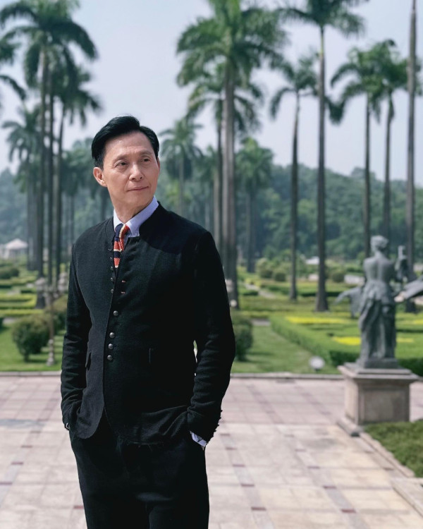 70歲金牌綠葉北上拍劇竟然捱飯盒！待遇極差畫面令網民心酸︰連張食飯枱都無...