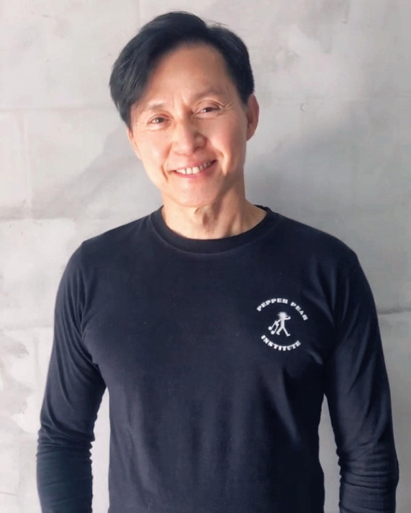 70歲金牌綠葉北上拍劇竟然捱飯盒！待遇極差畫面令網民心酸︰連張食飯枱都無...