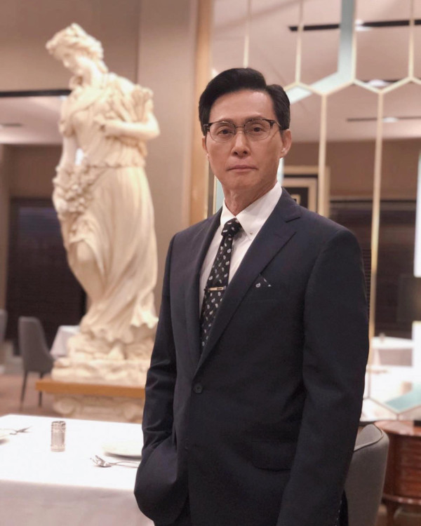 70歲金牌綠葉北上拍劇竟然捱飯盒！待遇極差畫面令網民心酸︰連張食飯枱都無...