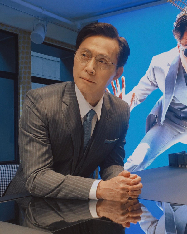 70歲金牌綠葉北上拍劇竟然捱飯盒！待遇極差畫面令網民心酸︰連張食飯枱都無...