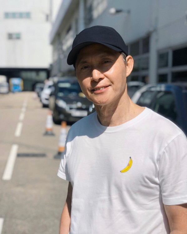 70歲金牌綠葉北上拍劇竟然捱飯盒！待遇極差畫面令網民心酸︰連張食飯枱都無...