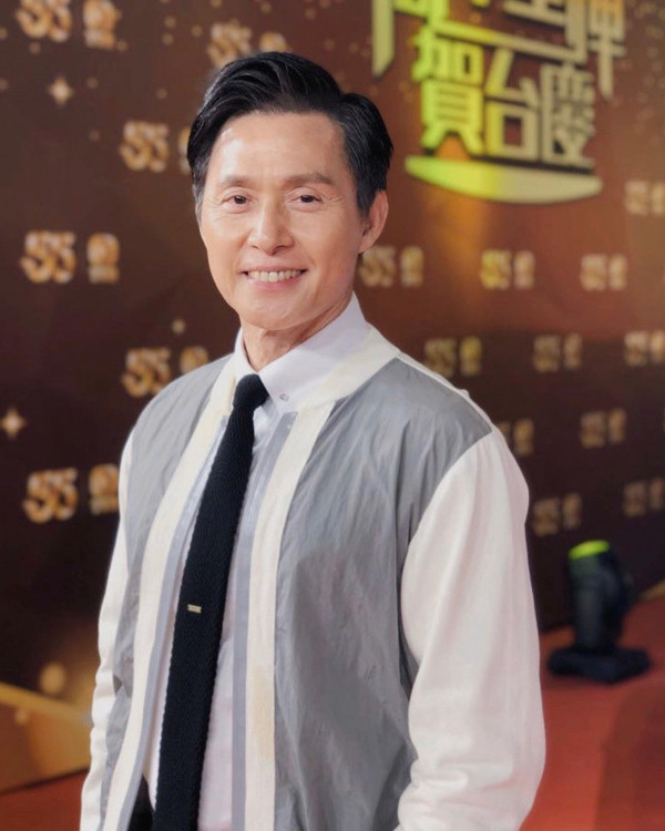 70歲金牌綠葉北上拍劇竟然捱飯盒！待遇極差畫面令網民心酸︰連張食飯枱都無...