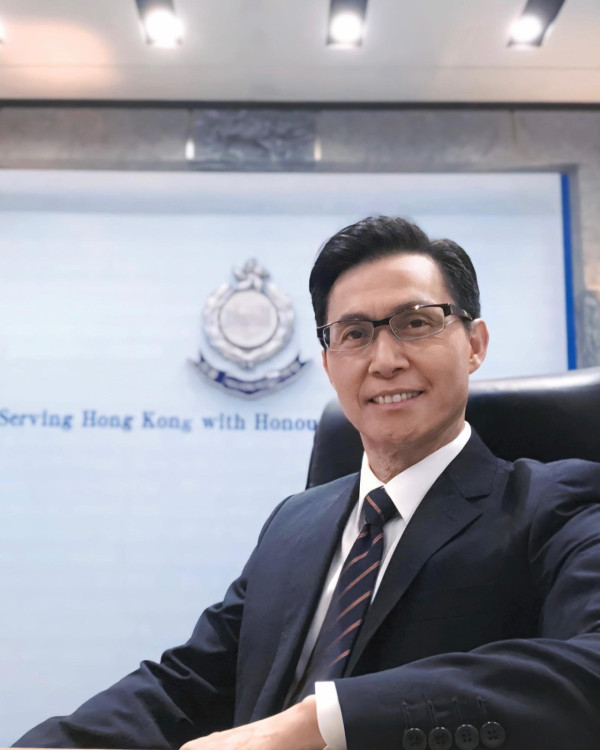 70歲金牌綠葉北上拍劇竟然捱飯盒！待遇極差畫面令網民心酸︰連張食飯枱都無...