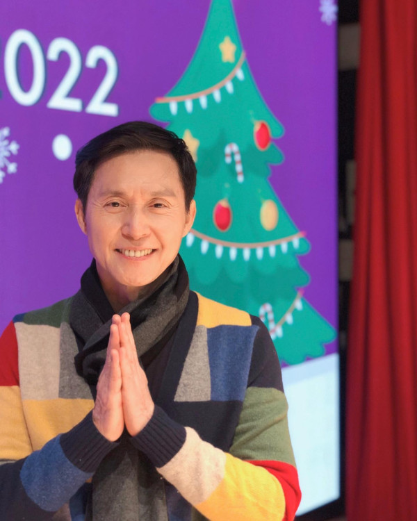 70歲金牌綠葉北上拍劇竟然捱飯盒！待遇極差畫面令網民心酸︰連張食飯枱都無...