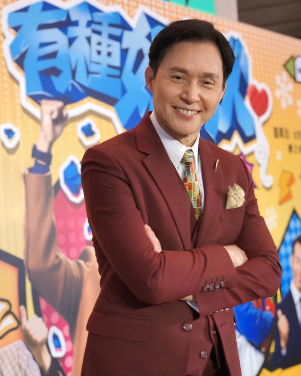 70歲金牌綠葉北上拍劇竟然捱飯盒！待遇極差畫面令網民心酸︰連張食飯枱都無...