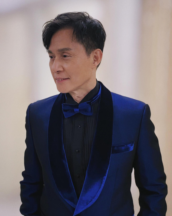 70歲金牌綠葉北上拍劇竟然捱飯盒！待遇極差畫面令網民心酸︰連張食飯枱都無...