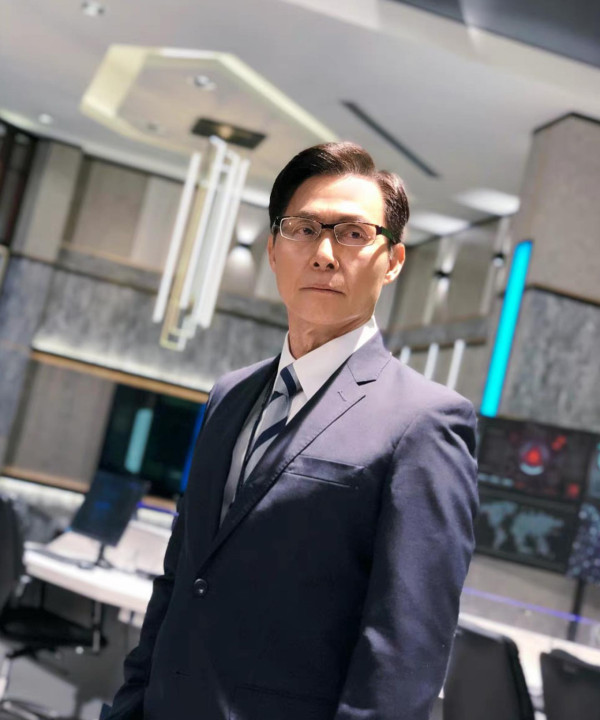 70歲金牌綠葉北上拍劇竟然捱飯盒！待遇極差畫面令網民心酸︰連張食飯枱都無...