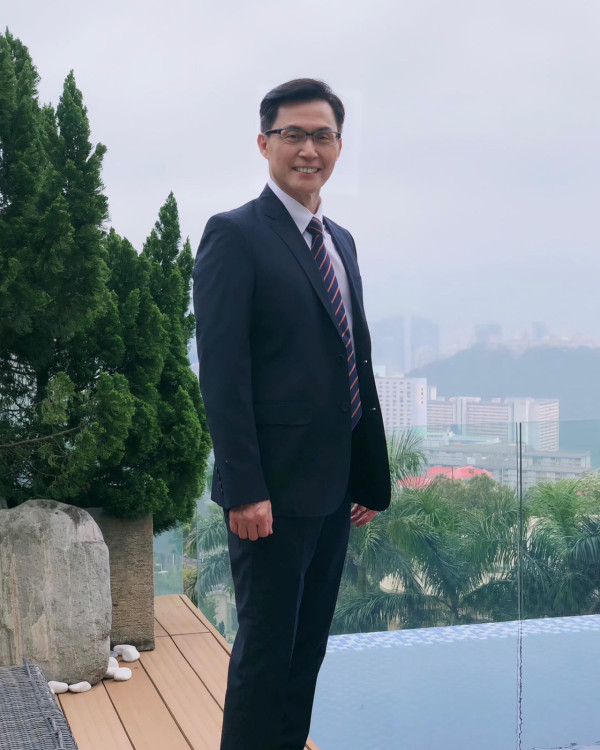 70歲金牌綠葉北上拍劇竟然捱飯盒！待遇極差畫面令網民心酸︰連張食飯枱都無...