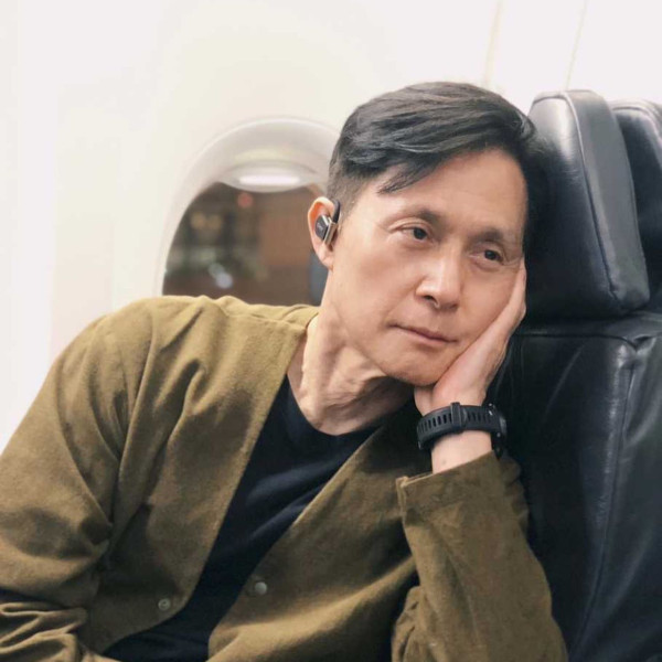 70歲金牌綠葉北上拍劇竟然捱飯盒！待遇極差畫面令網民心酸︰連張食飯枱都無...