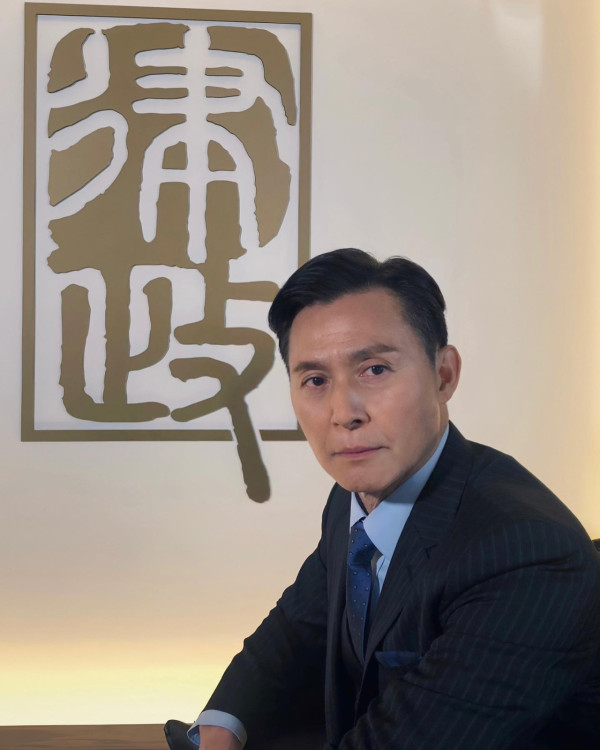 70歲金牌綠葉北上拍劇竟然捱飯盒！待遇極差畫面令網民心酸︰連張食飯枱都無...