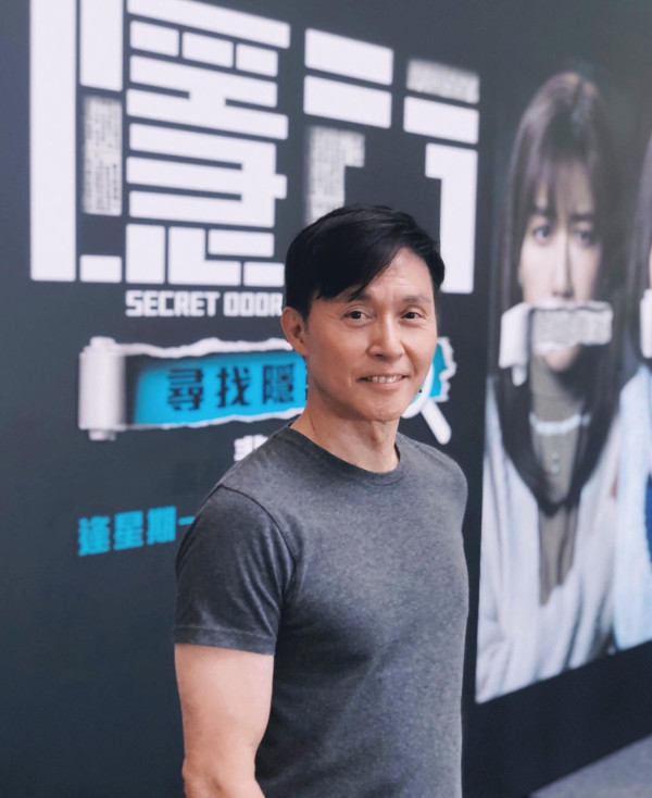 70歲金牌綠葉北上拍劇竟然捱飯盒！待遇極差畫面令網民心酸︰連張食飯枱都無...