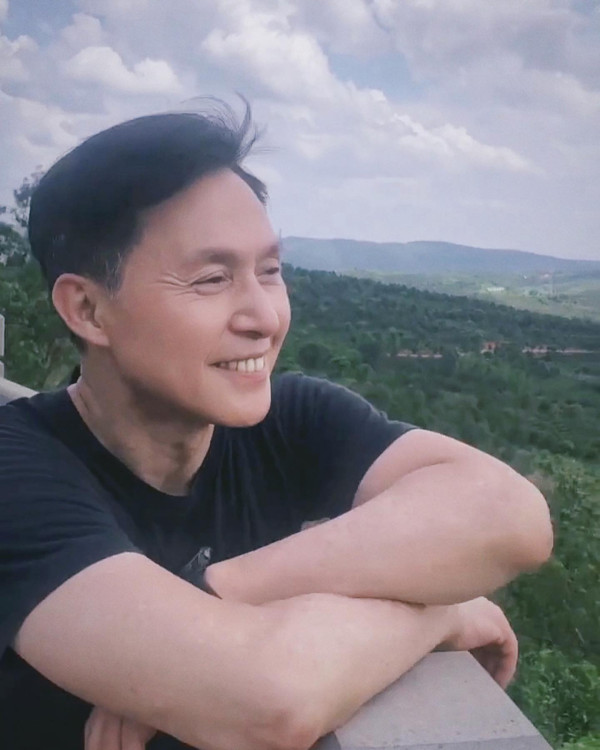 70歲金牌綠葉北上拍劇竟然捱飯盒！待遇極差畫面令網民心酸︰連張食飯枱都無...