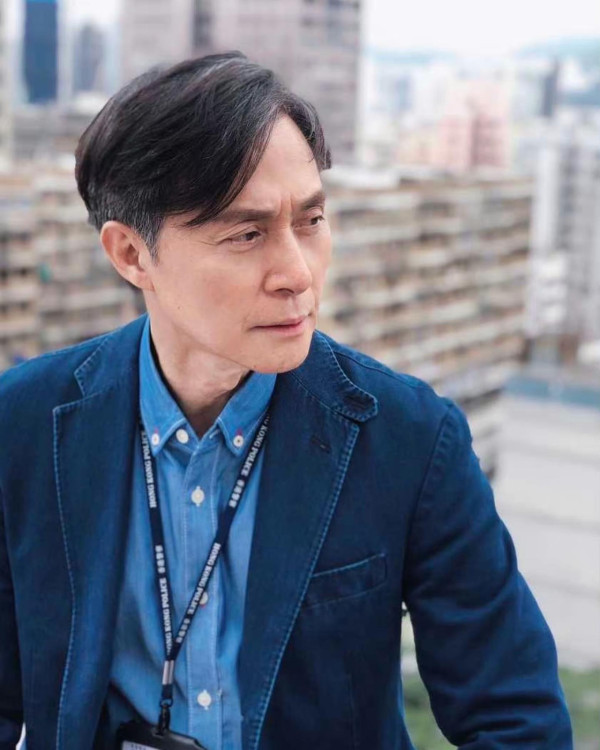 70歲金牌綠葉北上拍劇竟然捱飯盒！待遇極差畫面令網民心酸︰連張食飯枱都無...