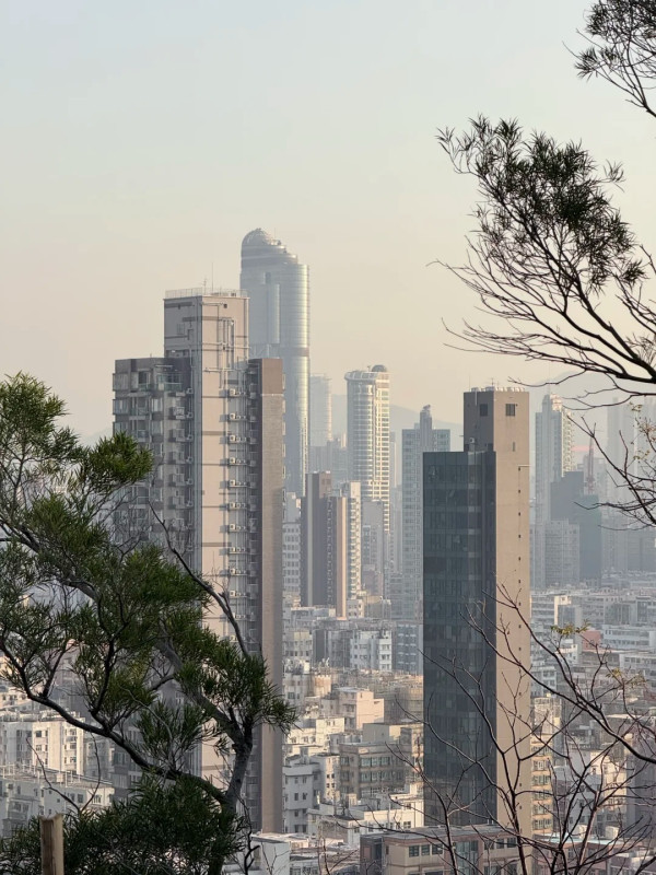 深水埗「天空之城」15分鐘極速登頂！零體能著平底鞋 輕鬆睇270度夜景