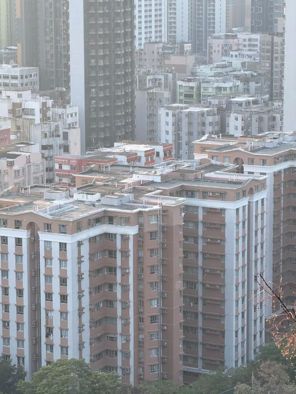 深水埗「天空之城」15分鐘極速登頂！零體能著平底鞋 輕鬆睇270度夜景