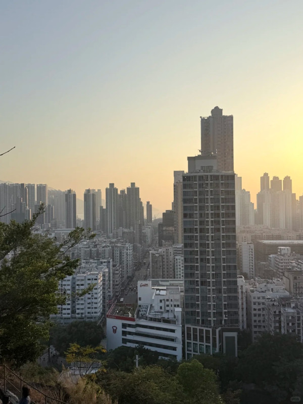 深水埗「天空之城」15分鐘極速登頂!零體能著平底鞋 輕鬆睇270度夜景