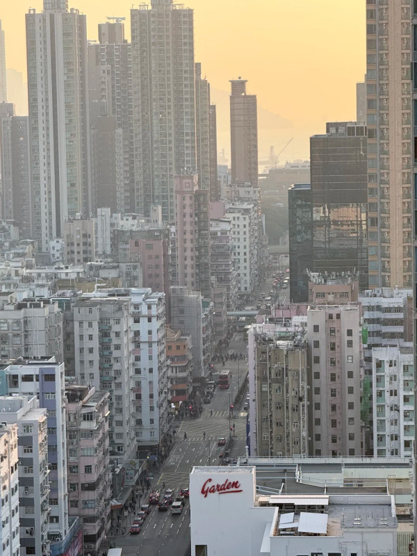 深水埗「天空之城」15分鐘極速登頂！零體能著平底鞋 輕鬆睇270度夜景