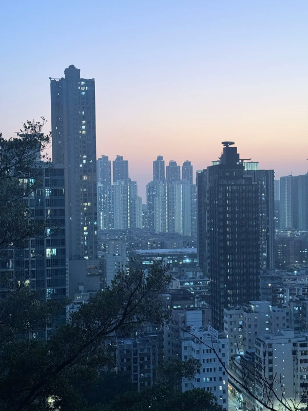 深水埗「天空之城」15分鐘極速登頂！零體能著平底鞋 輕鬆睇270度夜景