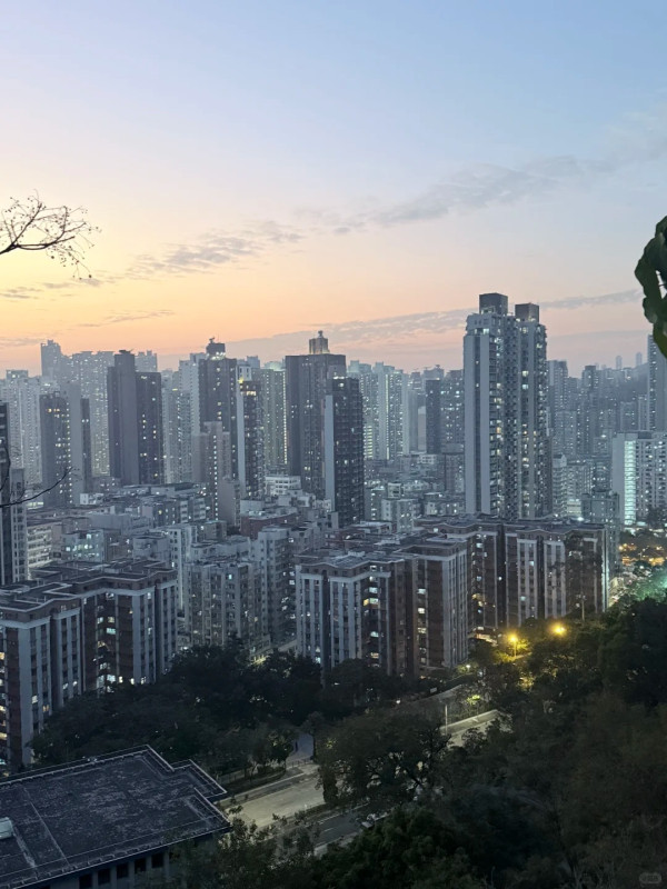 深水埗「天空之城」15分鐘極速登頂！零體能著平底鞋 輕鬆睇270度夜景