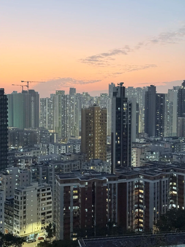 深水埗「天空之城」15分鐘極速登頂！零體能著平底鞋 輕鬆睇270度夜景