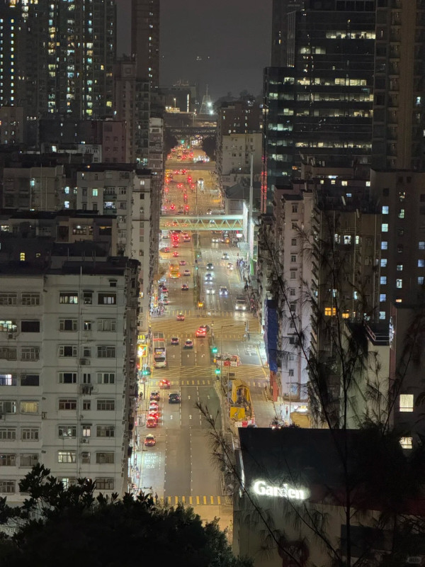 深水埗「天空之城」15分鐘極速登頂！零體能著平底鞋 輕鬆睇270度夜景