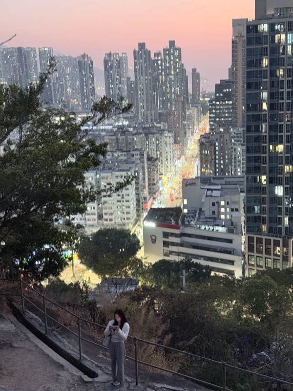 深水埗「天空之城」15分鐘極速登頂!零體能著平底鞋 輕鬆睇270度夜景