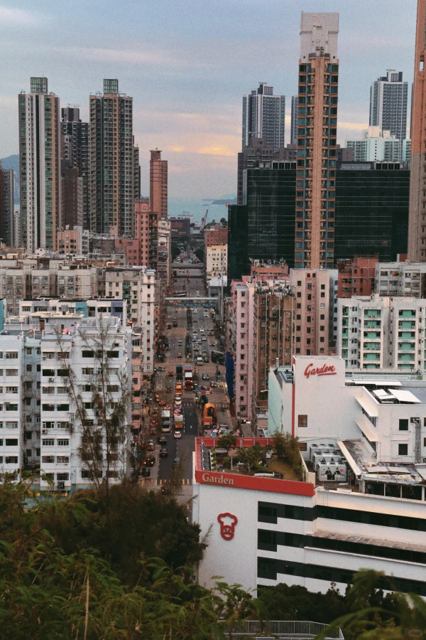 深水埗「天空之城」15分鐘極速登頂！零體能著平底鞋 輕鬆睇270度夜景