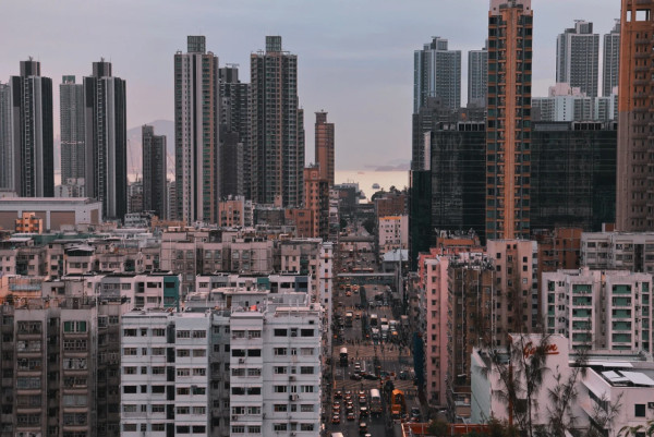 深水埗「天空之城」15分鐘極速登頂！零體能著平底鞋 輕鬆睇270度夜景