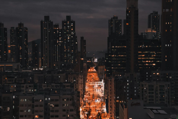 深水埗「天空之城」15分鐘極速登頂！零體能著平底鞋 輕鬆睇270度夜景