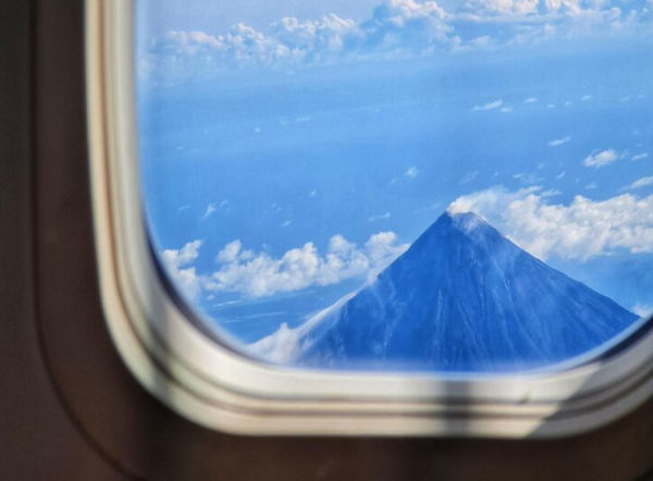 旅遊冷知識|飛機窗底部竟然有個洞?專家拆解「神秘小孔」真相:關鍵時刻救你一命!