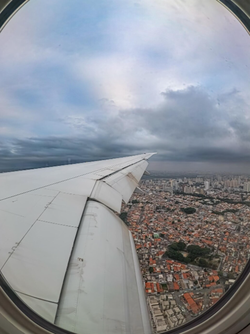 旅遊冷知識|飛機窗底部竟然有個洞?專家拆解「神秘小孔」真相:關鍵時刻救你一命!