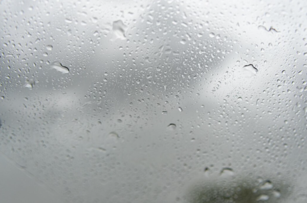 旅遊冷知識|飛機窗底部竟然有個洞?專家拆解「神秘小孔」真相:關鍵時刻救你一命!