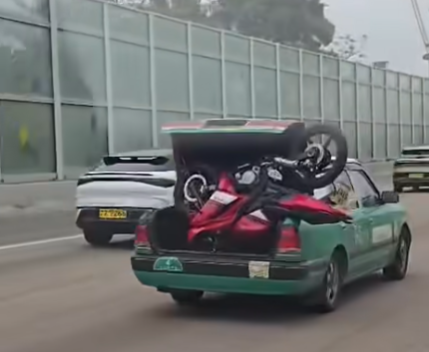 有片！綠的車尾硬塞電單車通街走！網民熱議是否合法？遇意外保險恐失效