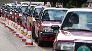 有片！綠的車尾硬塞電單車通街走！網民熱議是否合法？遇意外保險恐失效