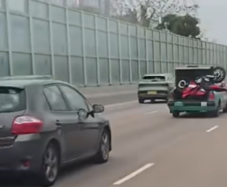 有片！綠的車尾硬塞電單車通街走！網民熱議是否合法？遇意外保險恐失效