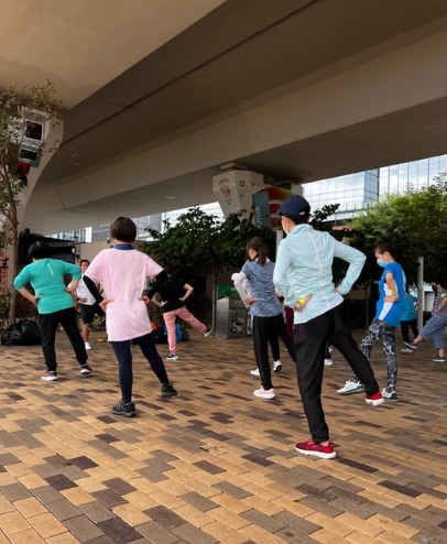 東鐵壯漢「自綁雙腿」搭車瘋傳！網民激讚超體貼 真相原來係日本養生療法？